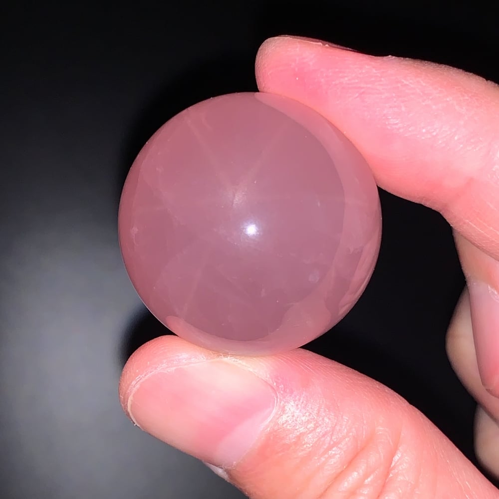 マダガスカル産ディープローズクォーツ丸玉/スフィア（直径29.2mm