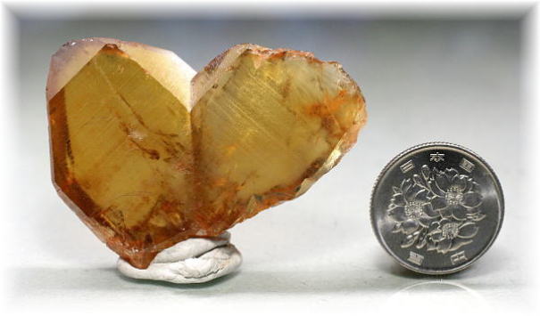 希少・ザンビア産]シトリンクォーツ原石/ジャパニーズツイン（非加熱