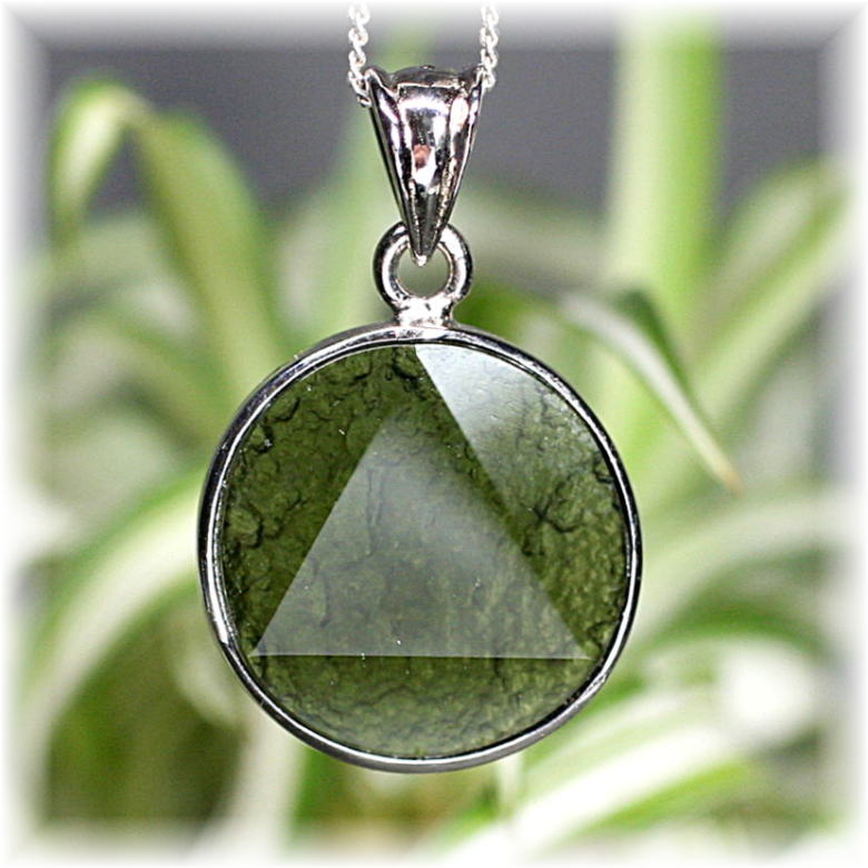 天然モルダバイトペンダントトップ（シルバー925・トライアングル