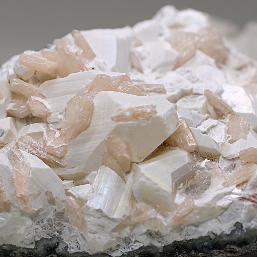 インド/プネー産]変種アポフィライト共生？スティルバイト原石