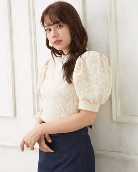 袖ボリュームハイネック／ジャガードトップス｜allamanda(アラマンダ