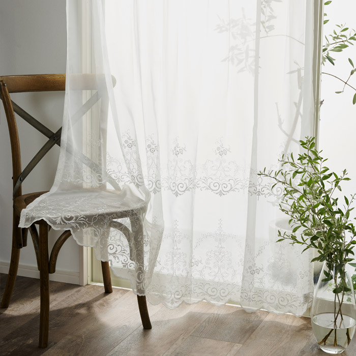 オーナメント模様と小花柄が大人フェミニンでおしゃれなスカラップ刺繍