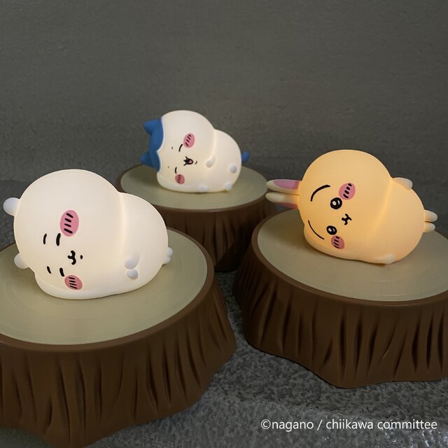 切り株で寝そべる姿がかわいい…！「ちいかわ」ワイヤレス充電器にも