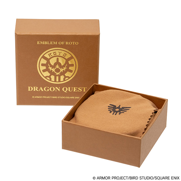 ドラクエ』“勇者ロト”の紋章が輝く…！1/1スケール「ロトのしるし」が