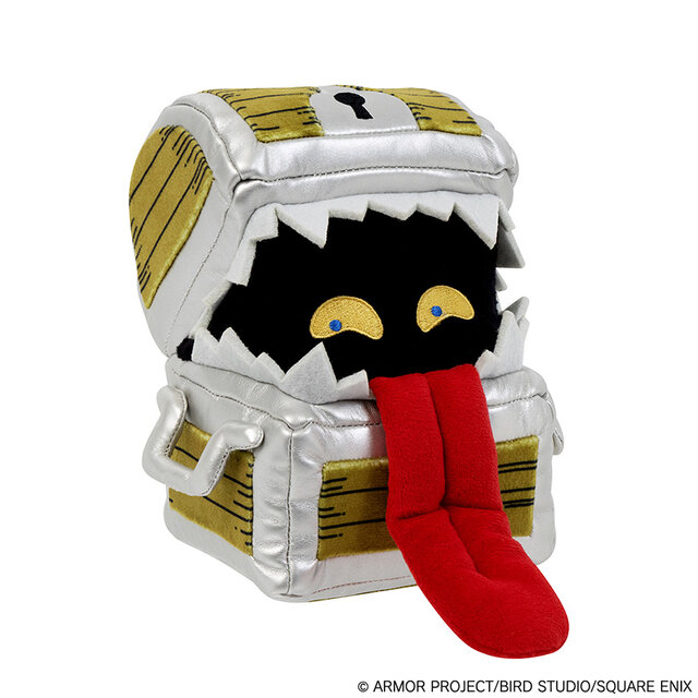 ドラクエ』より「さまようよろい」や「ひとくいばこ」などのぬいぐるみ