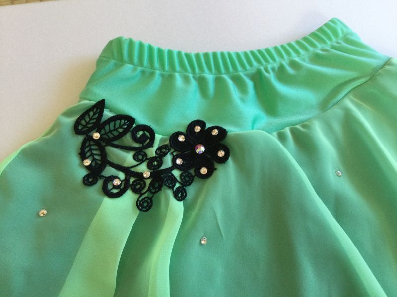 ジョーゼット2段スカートブラックモチーフ（エメラルドグリーン系