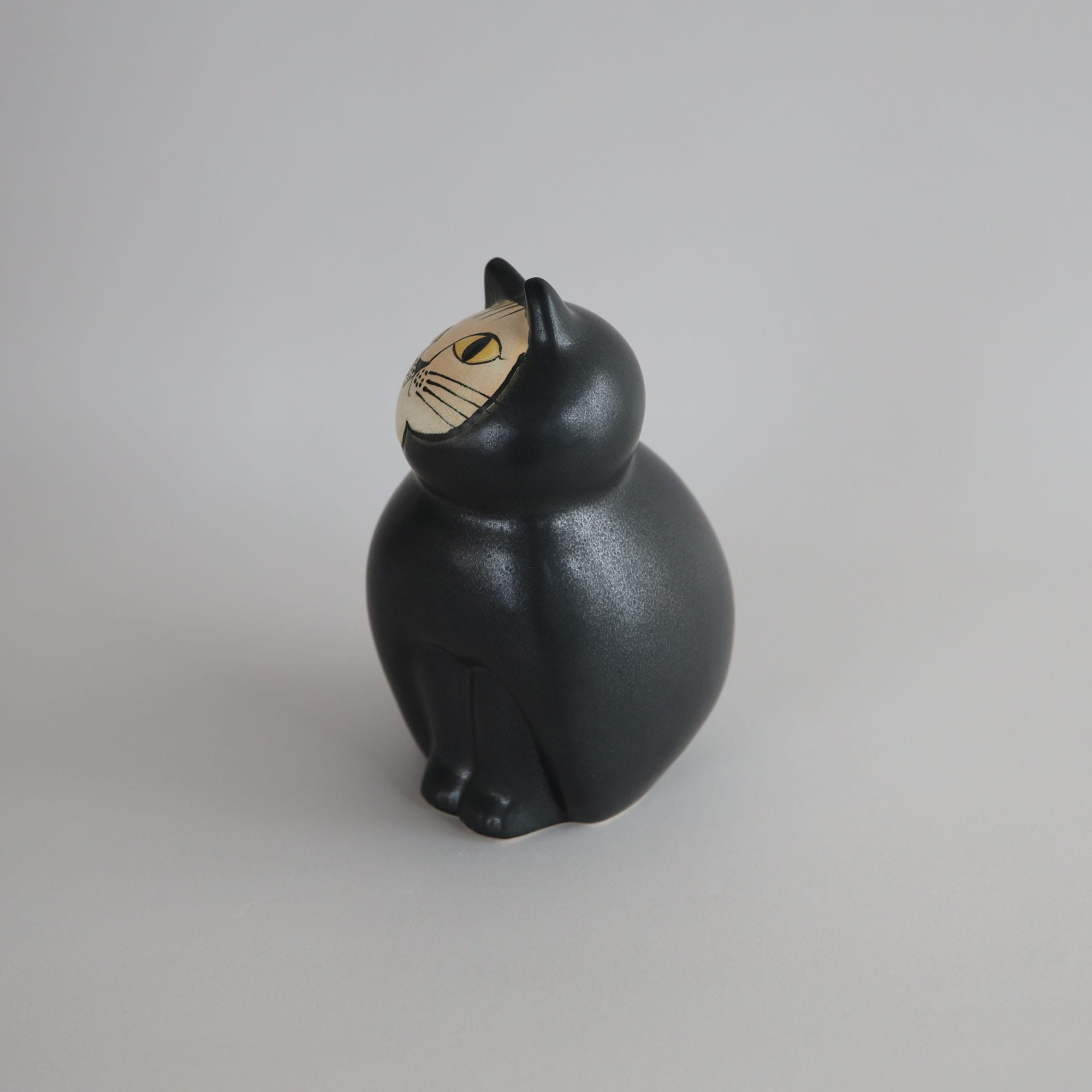 定番品】Lisa Larson Cat MIA Medium Black｜入荷待ち商品｜IDEE SHOP