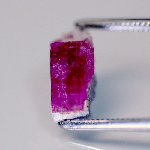 レッドベリル（ビクスバイト）原石 [014501-1438] : 天然石、宝石