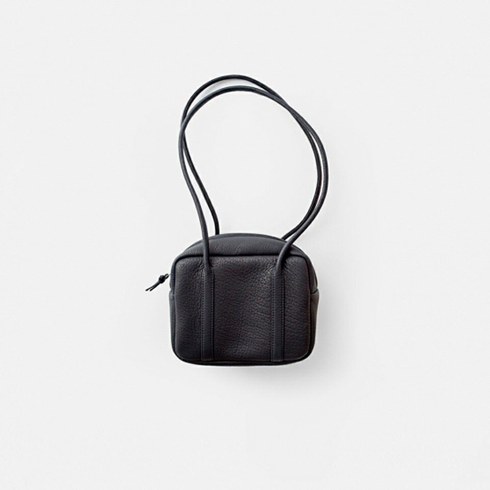 aeta 黒いレザー風ハンドバッグ 半月型 Mサイズ aeta 黒いレザー風