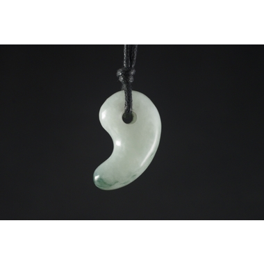 ミャンマー産翡翠勾玉ペンダント オリジナルペンダント販売 天然石原石