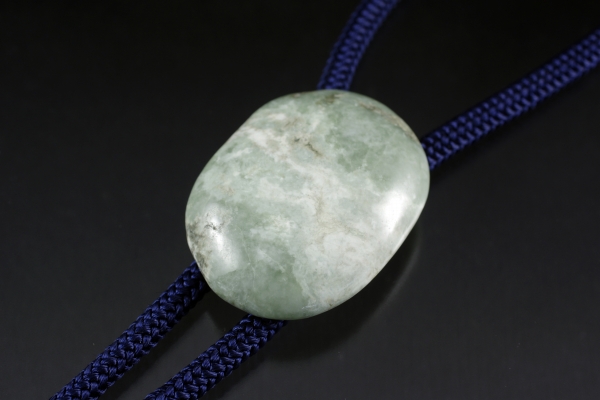 ループタイ勾玉型佐渡の赤玉石 天然石販売 名取貴石 天然石原石鉱物