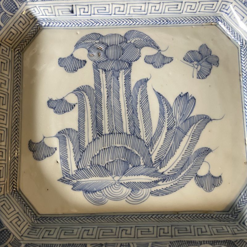 伊万里焼 染付 角皿 大皿 線描き 蝶 植物 - ジャパニーズアンティーク
