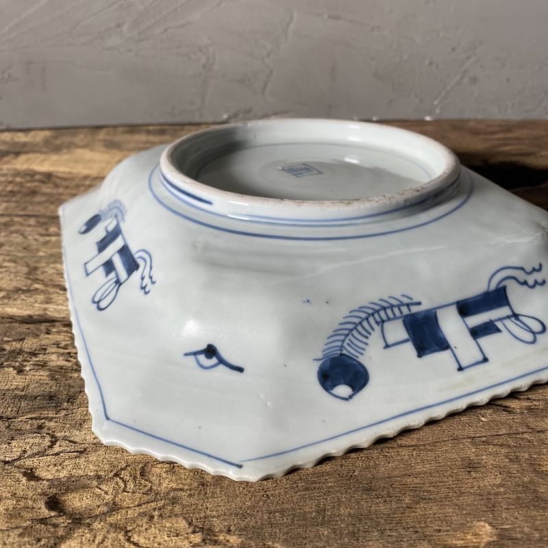 伊万里焼 染付 角皿 大皿 線描き 蝶 植物 - ジャパニーズアンティーク