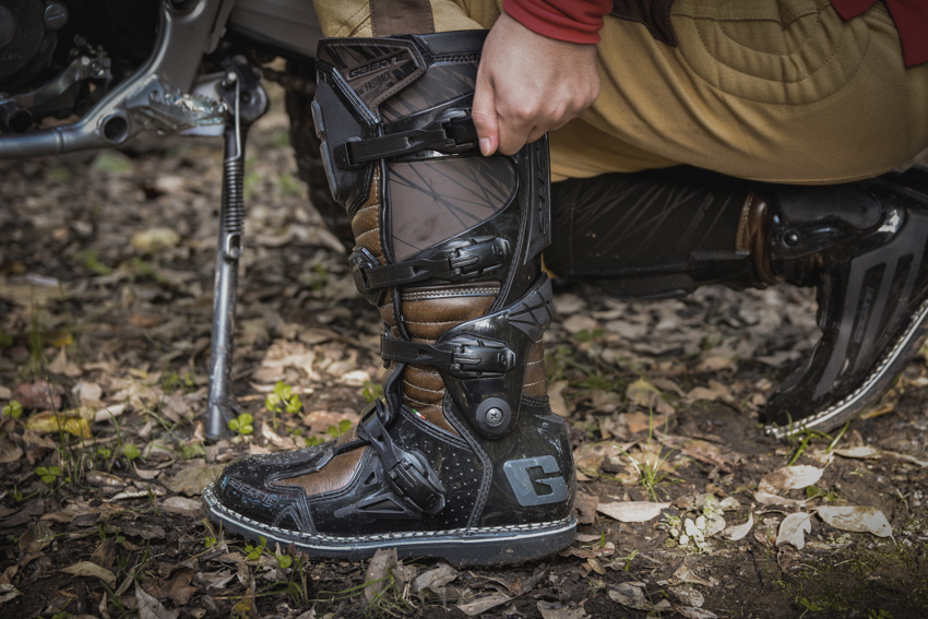 ガエルネ「ファストバック エンデューロソール」は林道ツーリングで