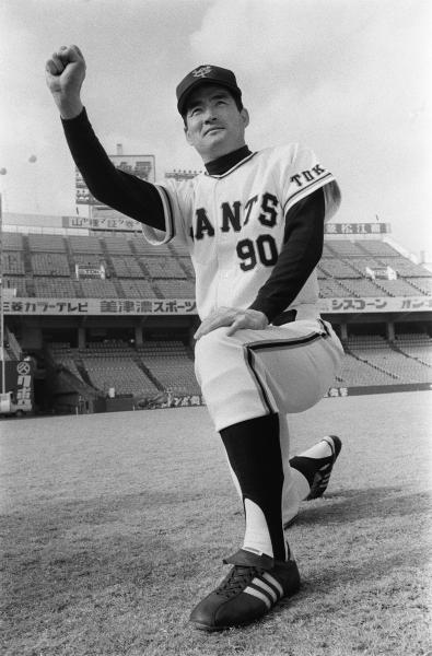 長嶋茂雄監督 〔写真〕ユニホーム姿でポーズをと…：栄光の巨人軍監督