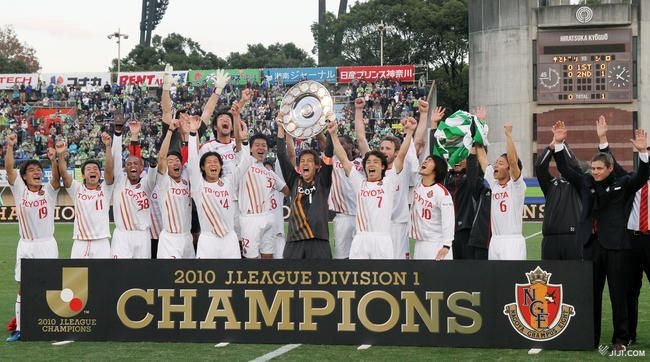 2010年名古屋グランパス（初） 〔写真…：Jリーグ歴代優勝チーム