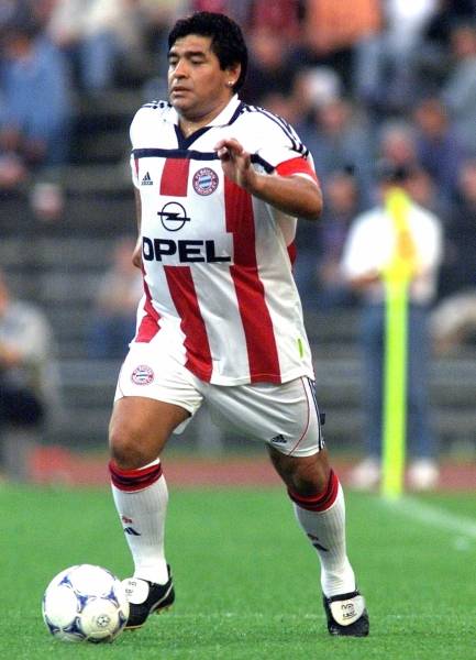 元ドイツ代表マテウスの引退記念試合で往年…：ディエゴ・マラドーナ氏