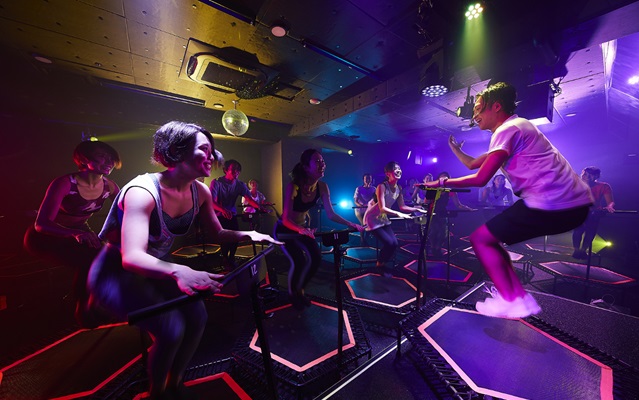 暗闇トランポリンフィットネス「jump one」｜Triple Bonus Campaign