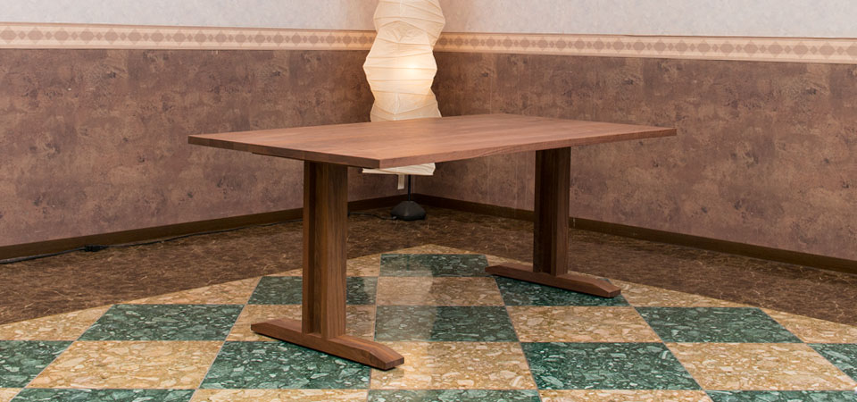 ソファで食事を楽しむLDセット MasterWal(アカセ木工）：RITZ SOFA