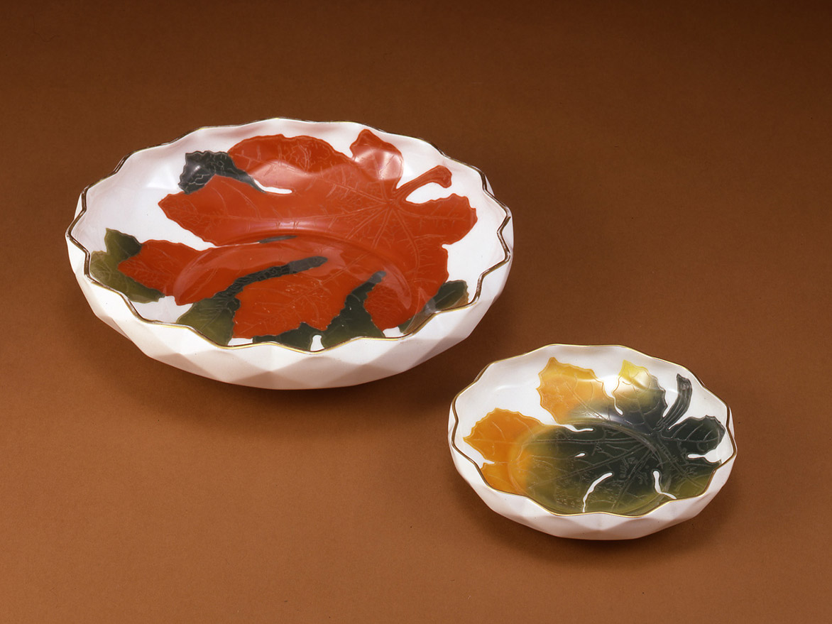 No.05 蝕蒔絵 プラタナスベリー大皿｜大倉陶園公式ホームページ