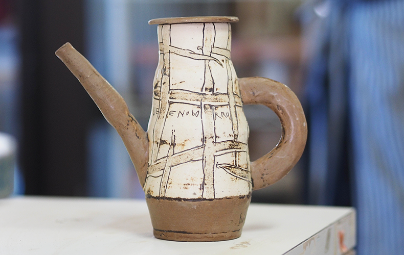 絵のように食卓を優しく彩る器たち。色を使う陶芸家、東恩納美架が語る