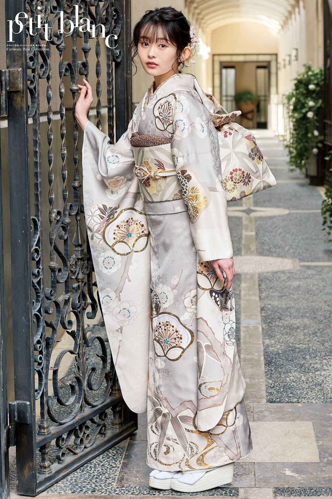 九重×中村里砂 白地の無地シンプル振袖｜裾ぼかしが透明感のある成人式に