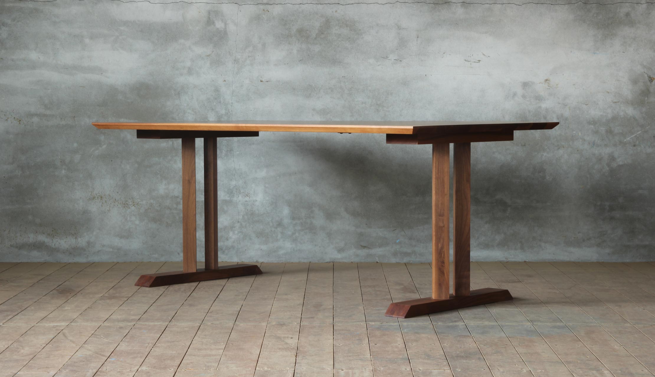 2本線のT字脚が魅力のダイニングテーブル｜SOLID大阪