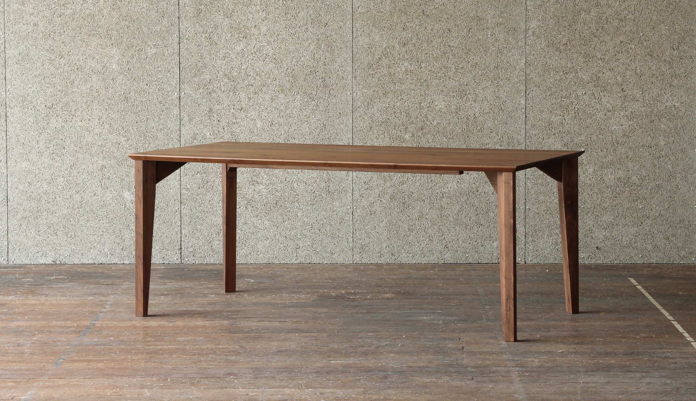 スタイリッシュな4本脚ダイニングテーブル｜SOLID大阪