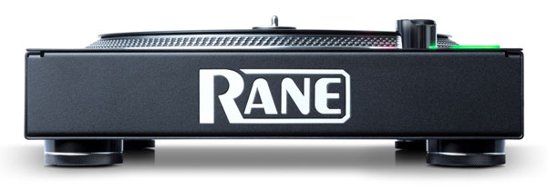 アナログターンテーブル同様の操作性で、モーター駆動のコントロール