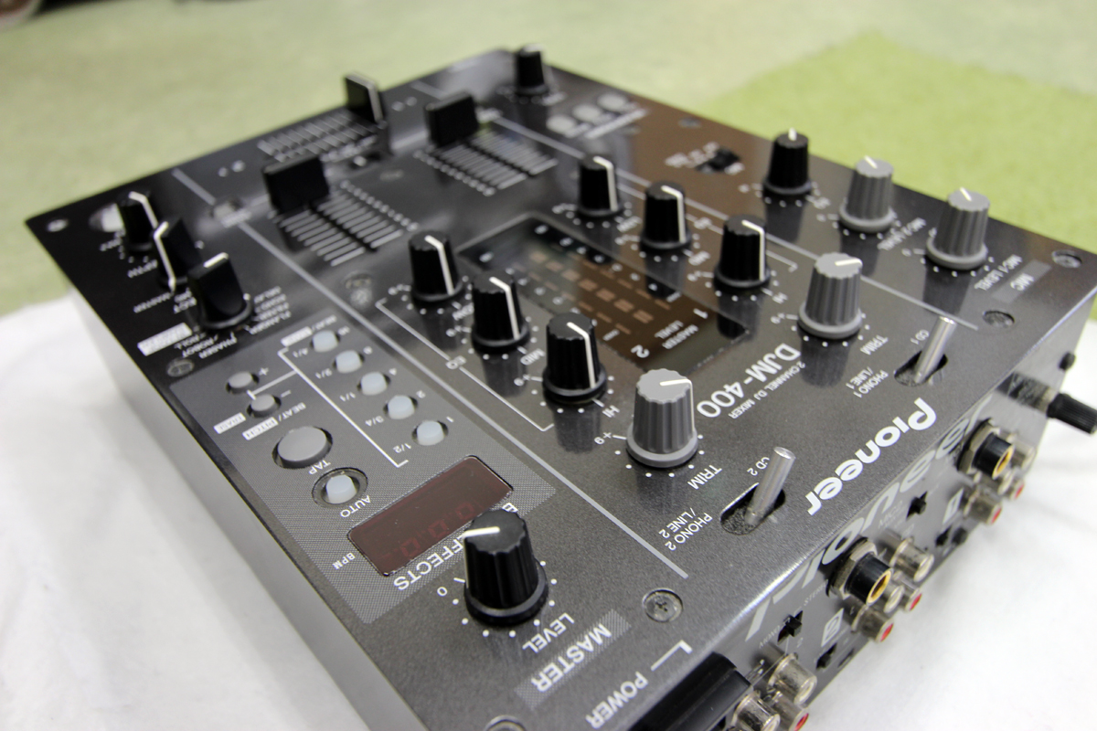 中古品のPioneerDJミキサー、DJM-400のご紹介です。