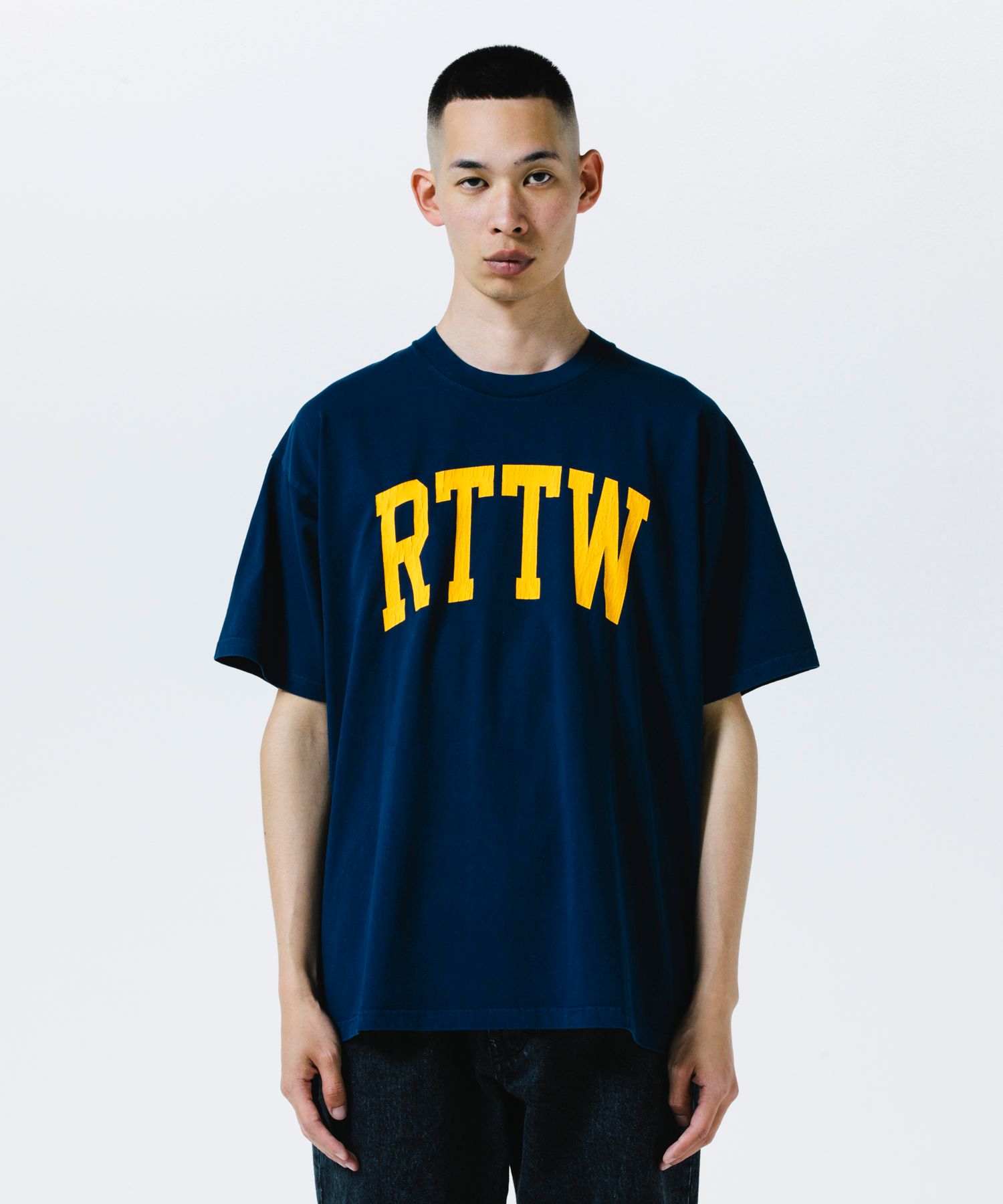 ROTTWEILER - RTTW TEE (NAVY) / カレッジロゴ プリント Tシャツ