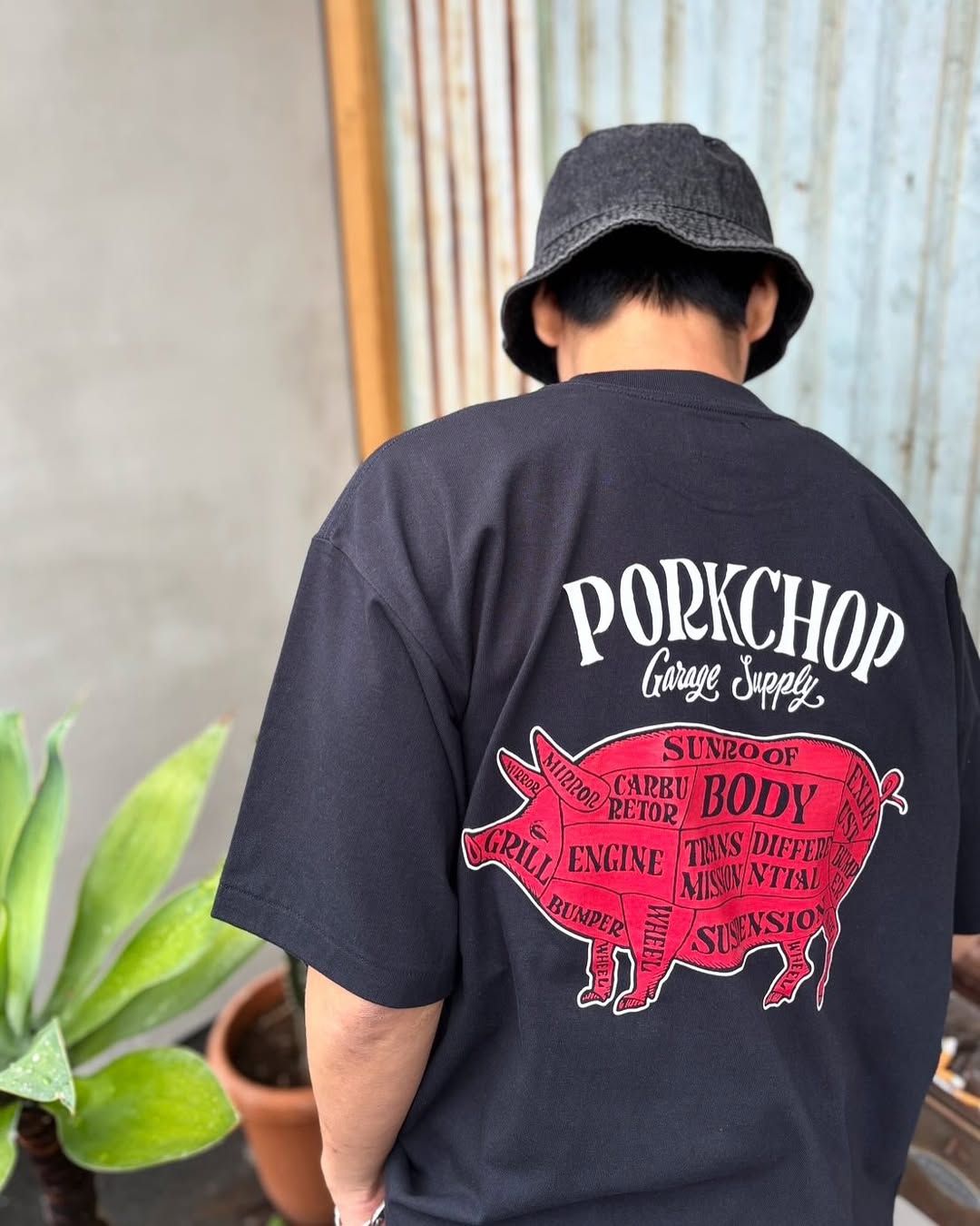 PORKCHOP GARAGE SUPPLY - PORK BACK TEE (BLACK) / ポークバック ロゴ