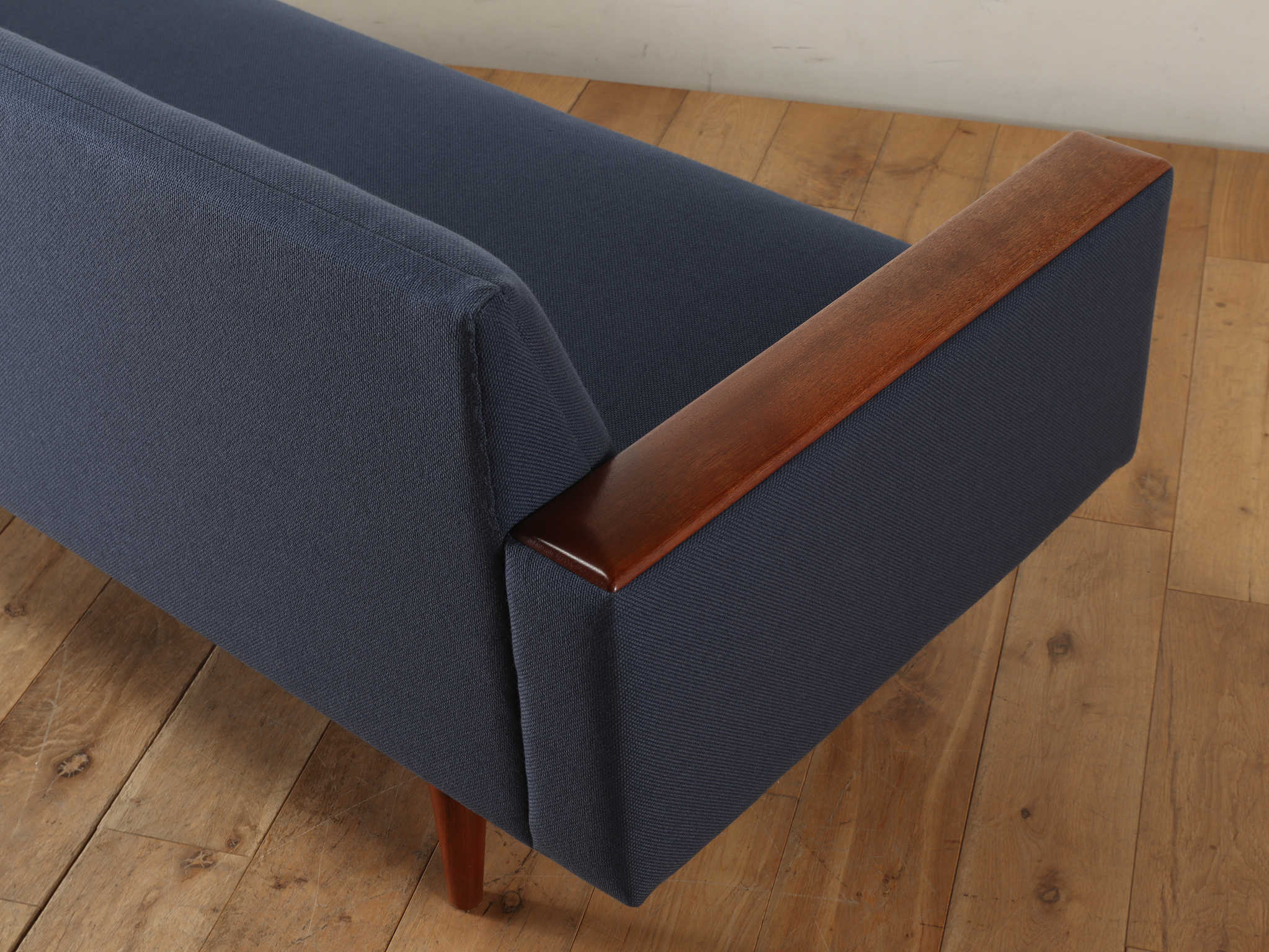 ILLUM WIKKELSO 3シーターソファ | ロイズ・アンティークス