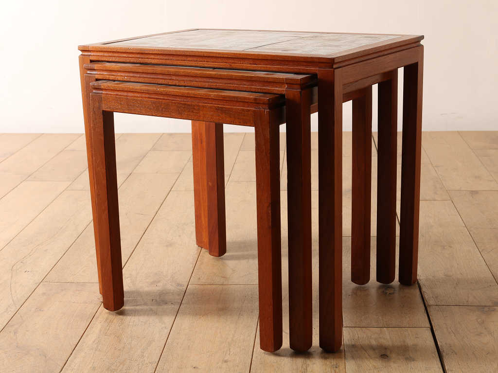 ルーマニア製 オールドビンテージ ネストテーブル タイルトップ