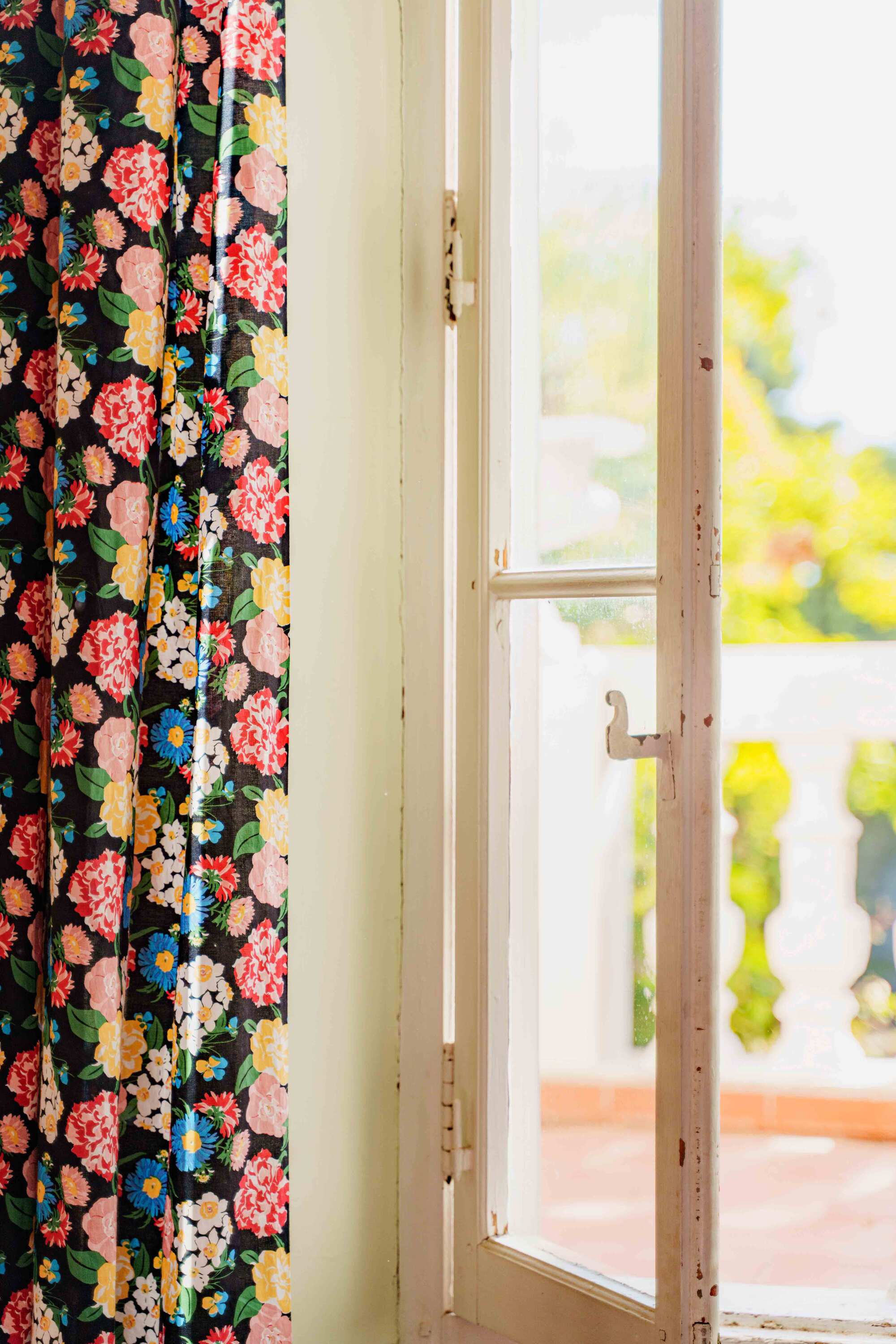 Flora Black Ground – Lucas du Tertre