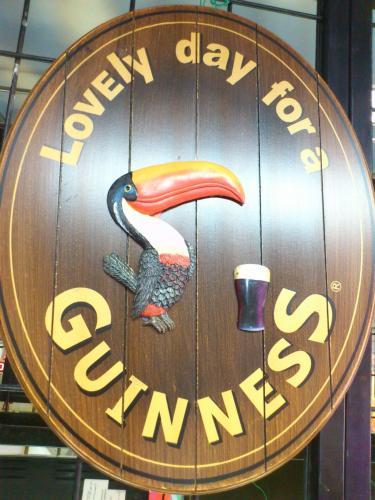 ギネスビール 木製看板 【オーバル-Toucan】