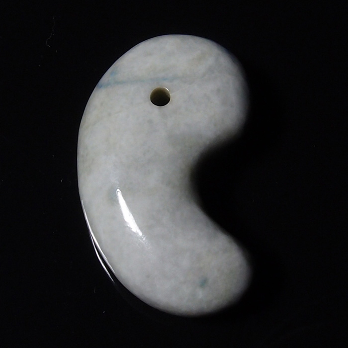 HS267 糸魚川産青翡翠勾玉（まがたま） MoonMadness