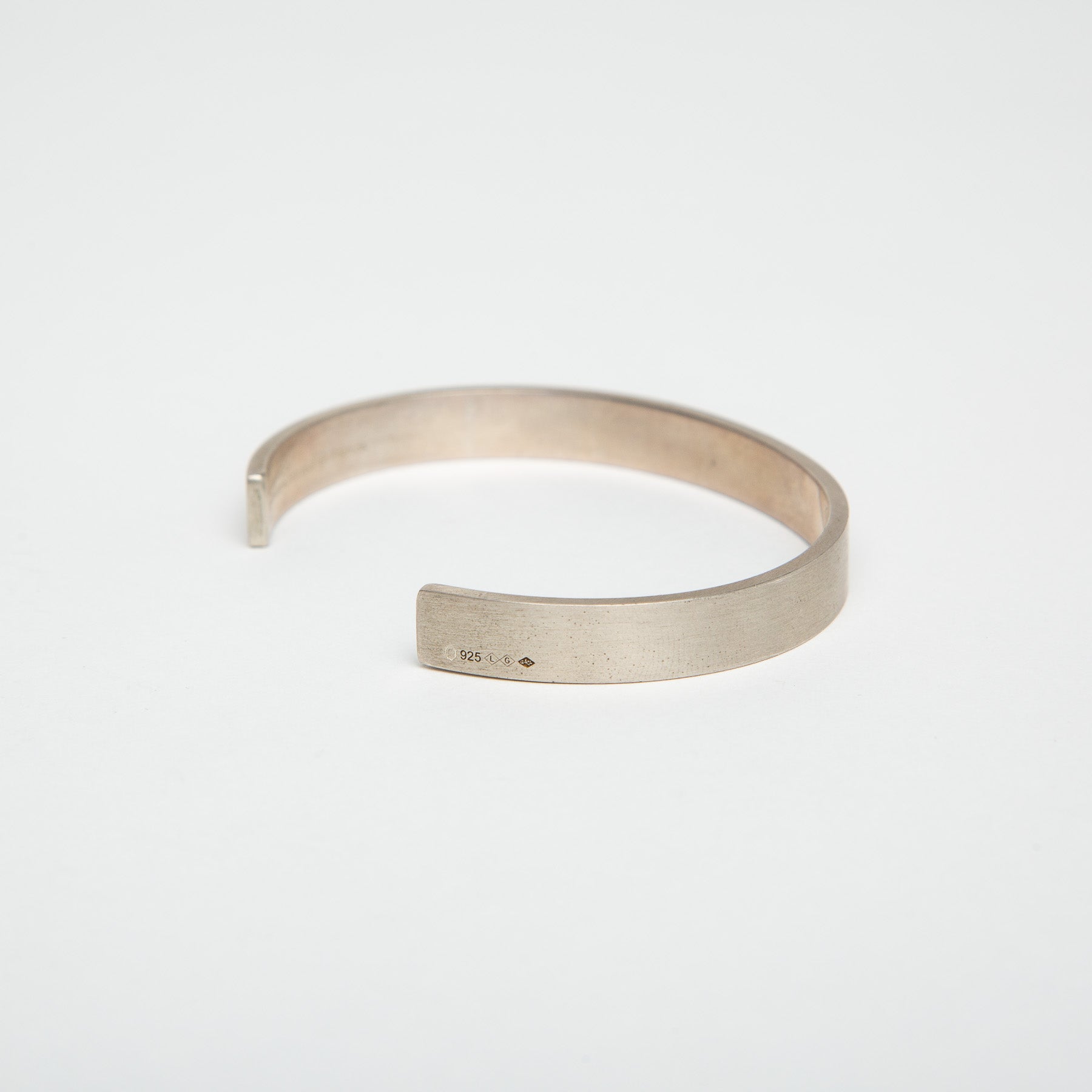 LE GRAMME | 15G POLISHED SILVER RIBBON CUFF BRACELET