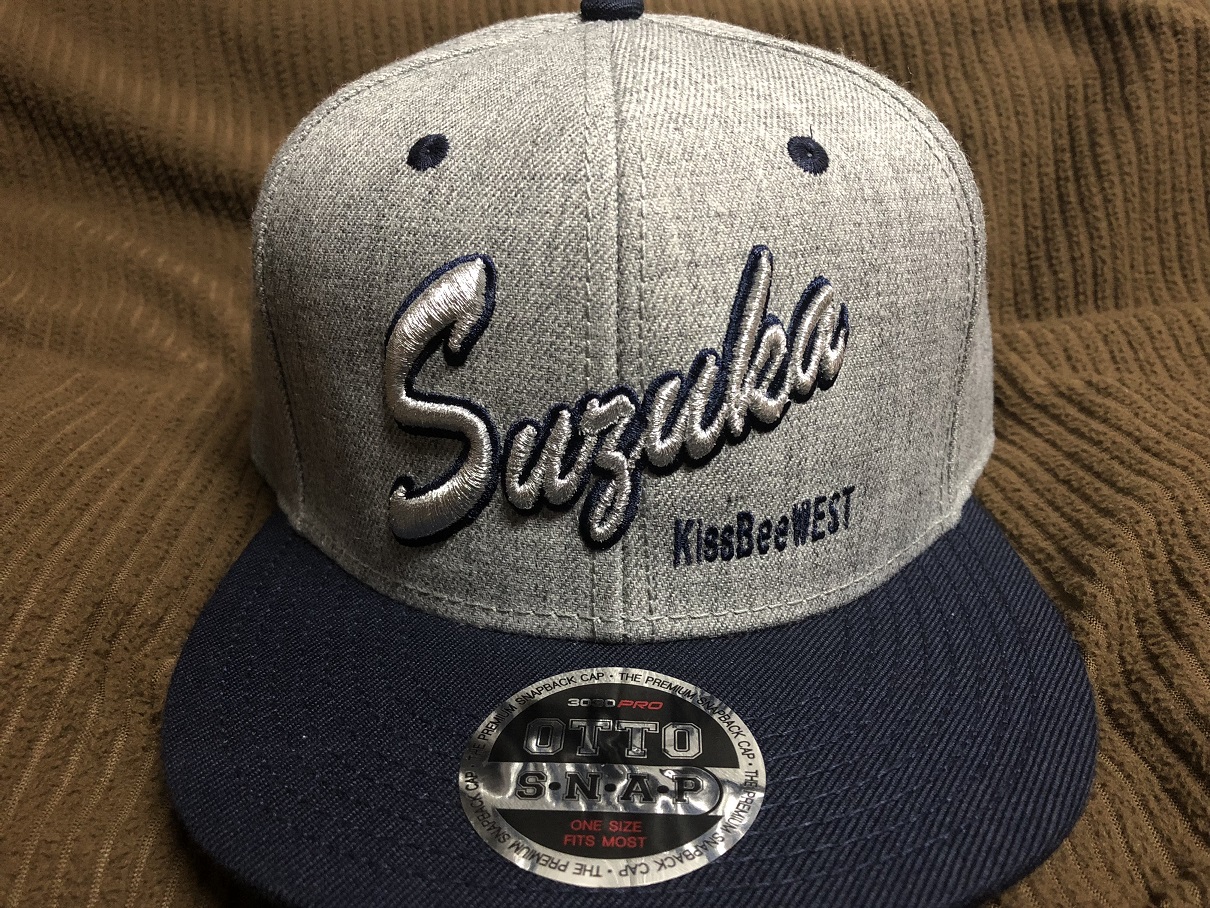 推しメンの名前をCAPに3D刺繍「SUZUKA」 – お客様の声 – 刺繍専門店