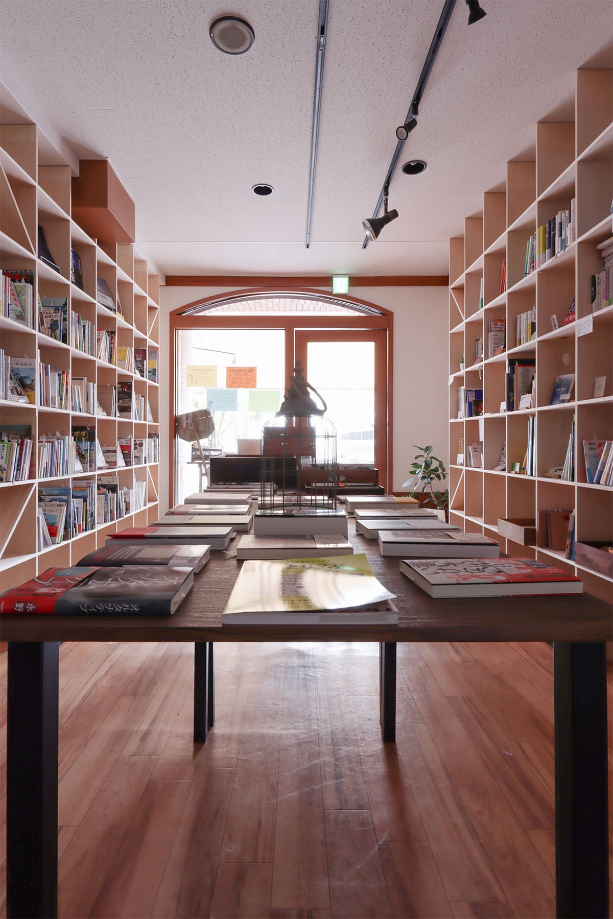 書店を包む両側の壁面に – Shelf 壁一面の本棚 奥行250mm