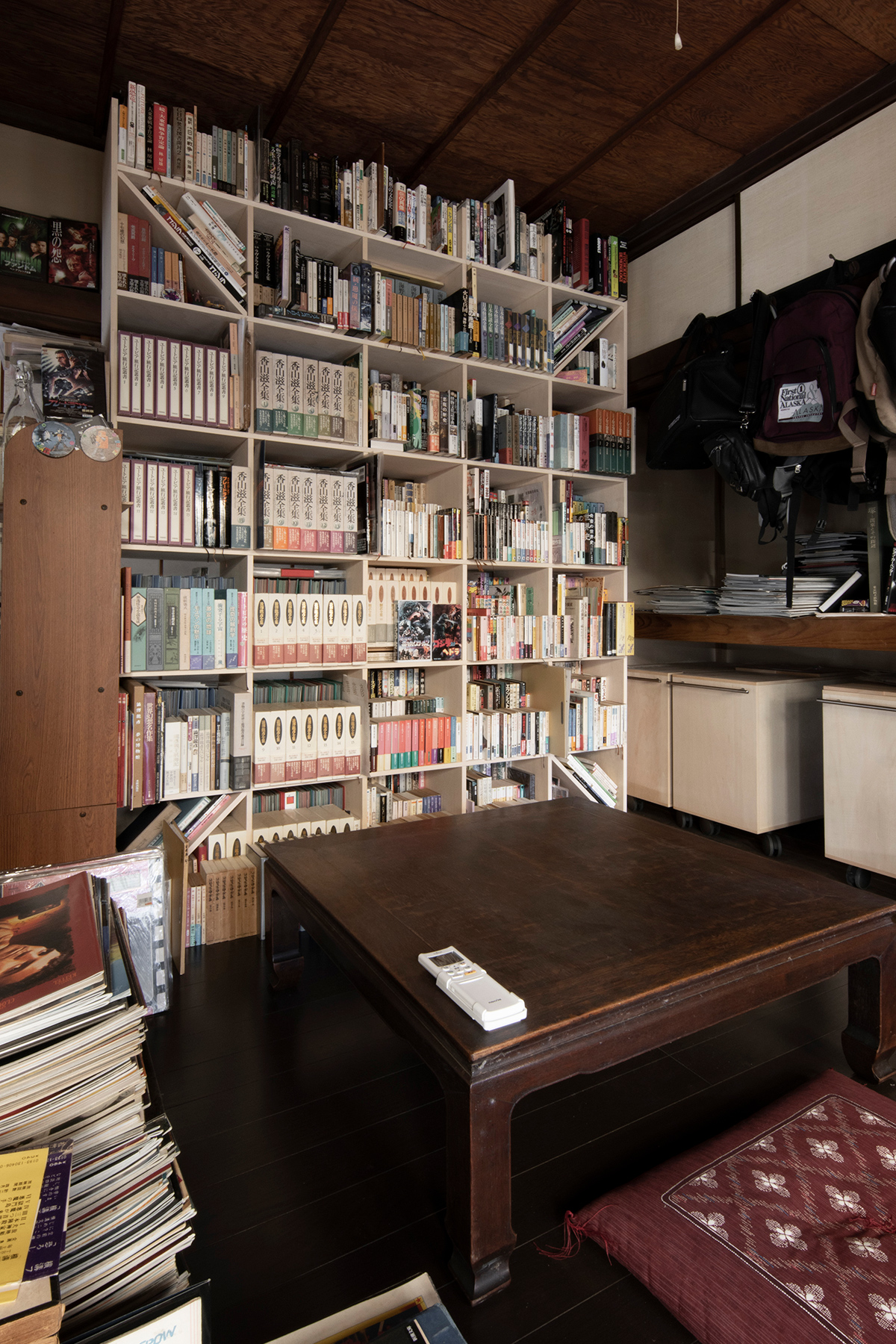 昭和の住まいの中に（その1） – 壁一面の本棚 奥行250mm / Shelf