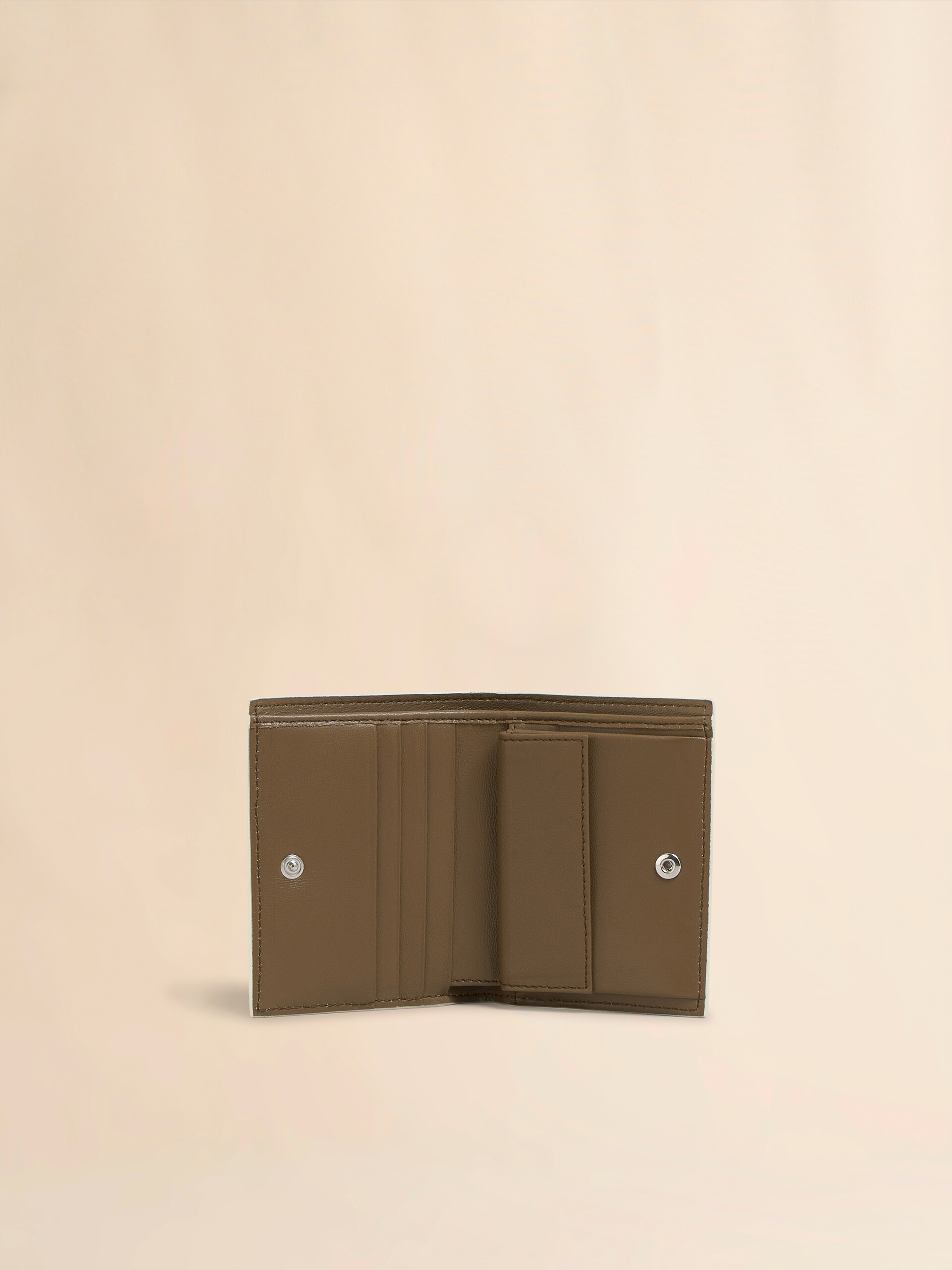 アイボリー レザー製二つ折りウォレット、マルニシンボル刺繍入り | Marni