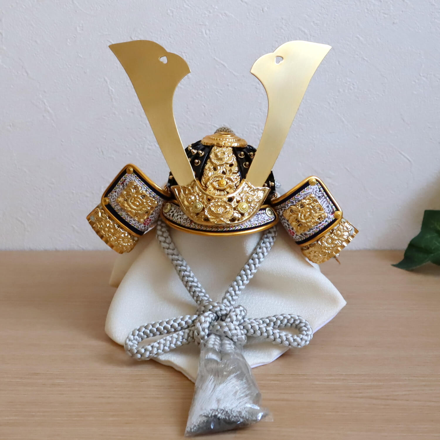 選べる2種類 伝統工芸士 誠山作 (淡黒水色兜/淡萌黄色兜) 済美箔屏風