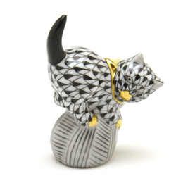 ヘレンド(Herend) 玉乗り猫 置物 黒色の鱗模様(VHNM-05221) 手描き