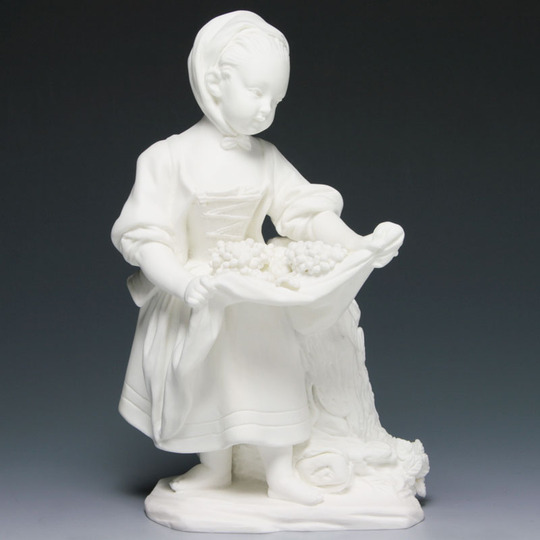 セーブル(Sevres) 希少 白磁 人形置物 ビスケット 軟質磁器製 エプロン