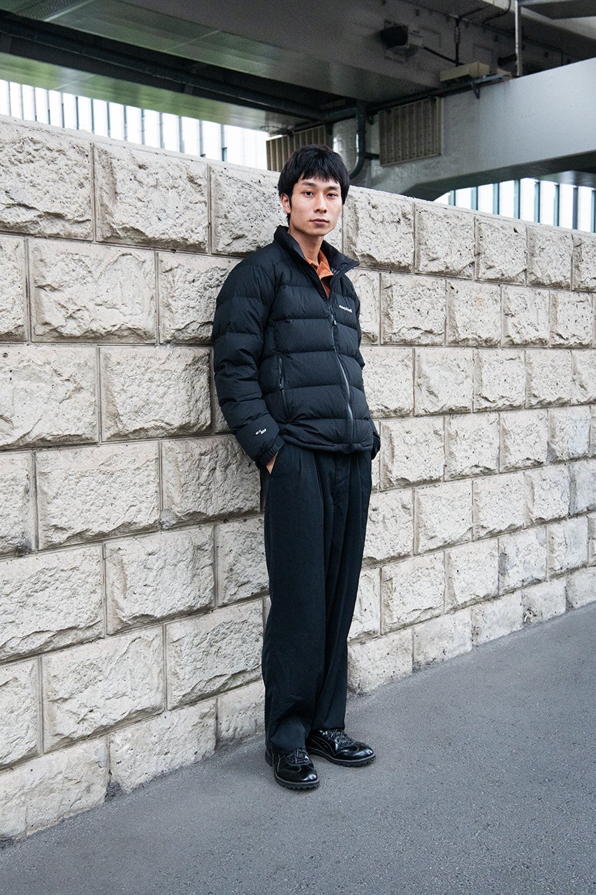 モンベルの2万円台で買える「黒ダウン」の正解着こなし。素材感の違う