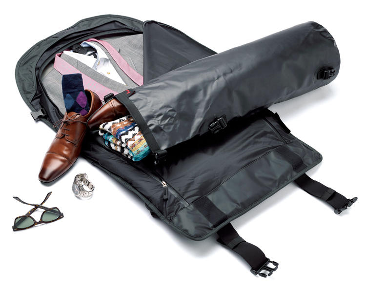 巻いてスーツを収納するヘンティのガーメントバッグがより使いやすく