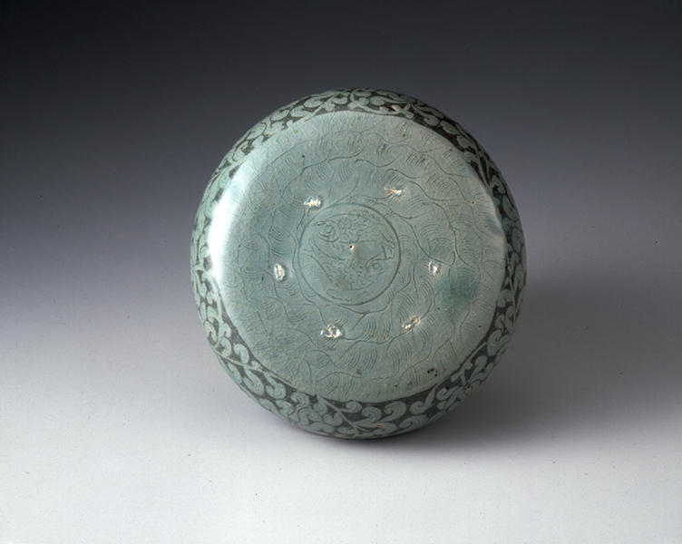 青磁象嵌陰刻双魚宝相華文平鉢 - MIHO MUSEUM