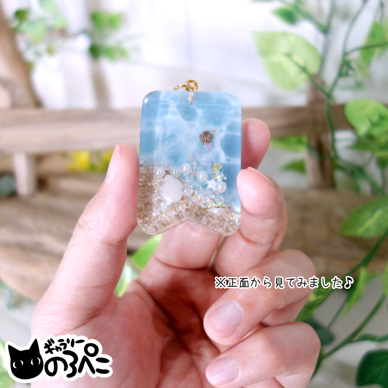 海の思い出のシェイカーキーホルダー(貝殻と揺らめく泡のレジン