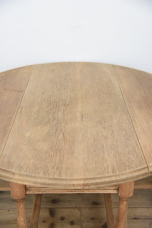 雰囲気ある2ドロワーゲートレッグテーブル